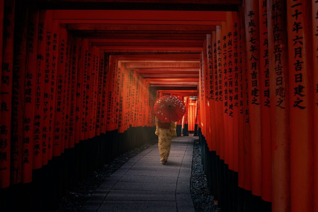 senbon torii, torii, japanese woman