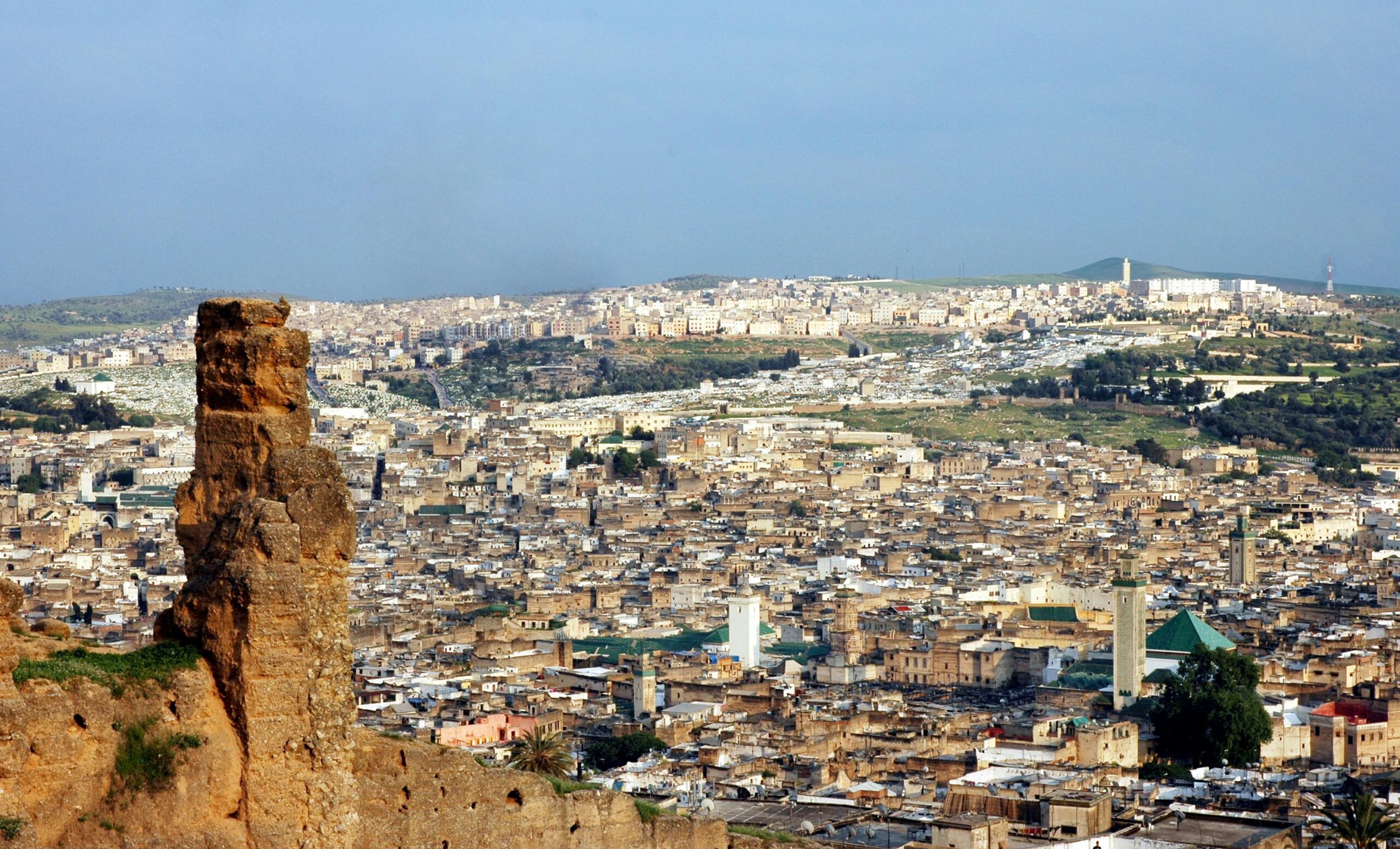 Explore the stunning historic cityscape of Fès in Morocco, showcasing its charm and architecture.