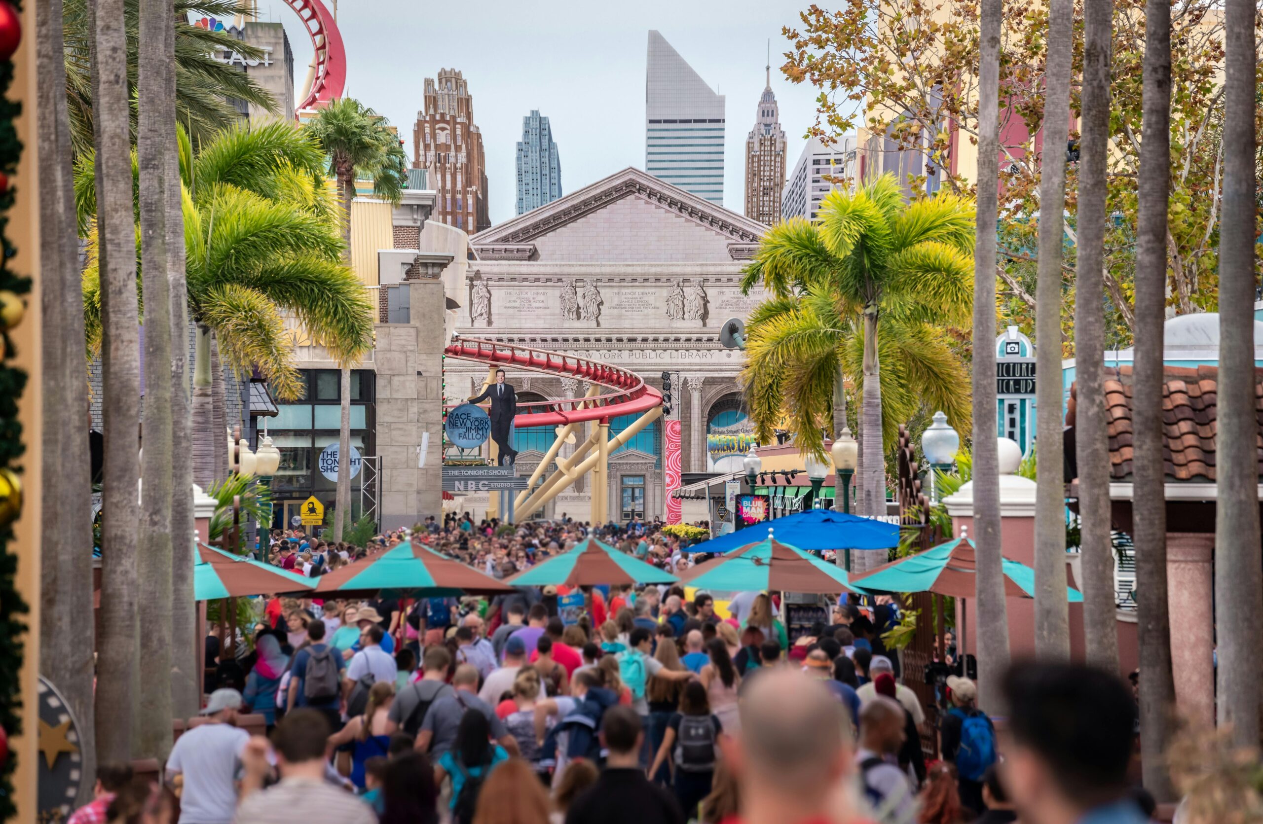 Vibrant scene with a large crowd at Universal Studios Orlando, capturing the lively theme park atmosphere.