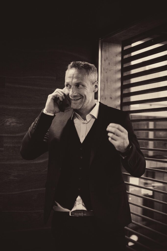 make a phone call, man, negotiate, gesturing, italians, italian, mobile, business, boss, smartphone, communication, phone, person, emotion, internet, call, technology, conversation, leadership, pleasure, serious, blarney