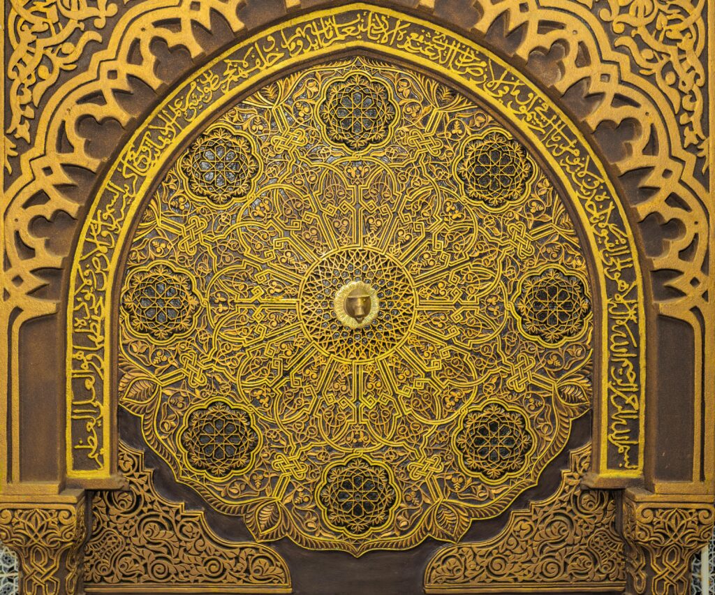 Intricate gold Arabic geometric pattern with calligraphy found in a Paris landmark.
