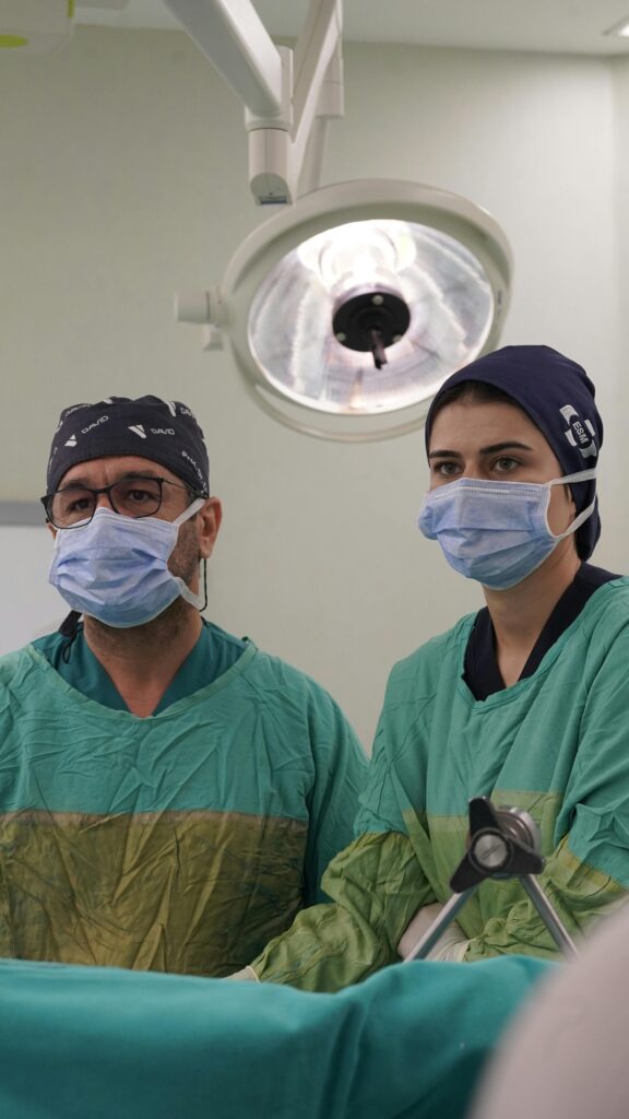 Medical professionals in surgical attire focused during an operation in Elâzığ.