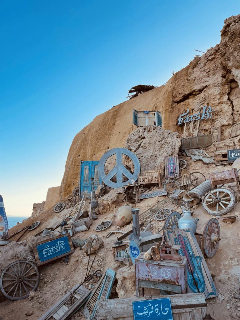 Creative art installation on rocky cliffs of South Sinai Governorate, Egitto.