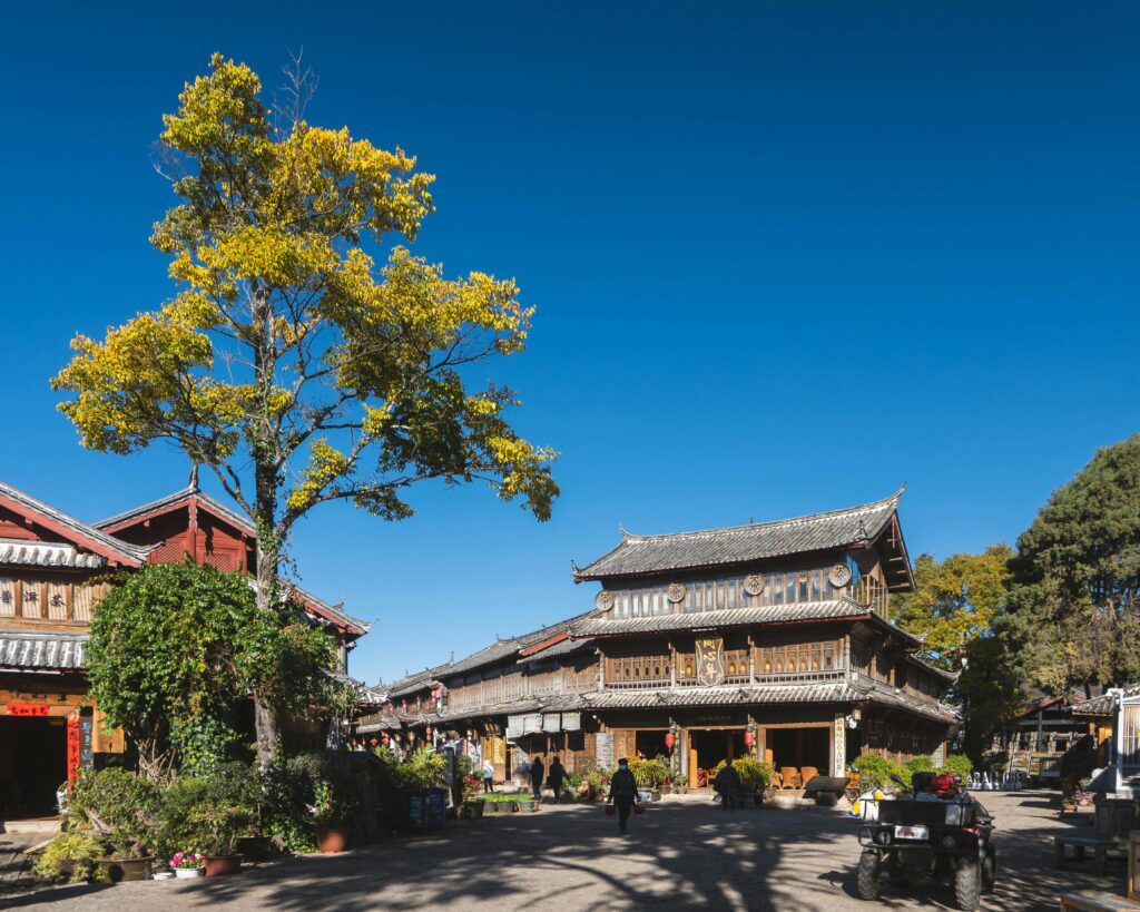 A peaceful scene of traditional Chinese buildings under a vibrant blue sky.