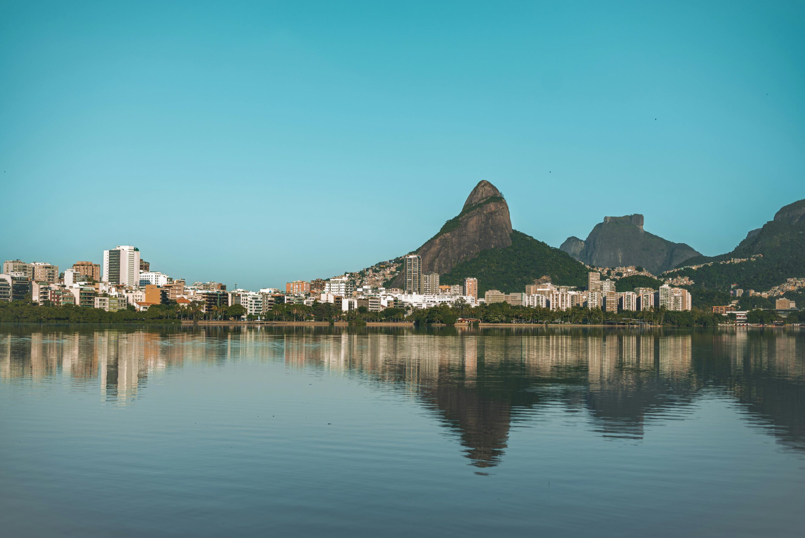 Scenic view of Lagoa Rodrigo de Freitas with Sugarloaf Mountain in Rio de Janeiro.