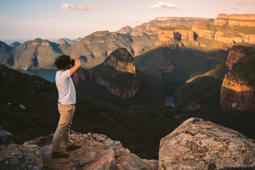 A photographer takes pictures of South Africa's awe-inspiring canyon during sunset, with stunning natural scenery.