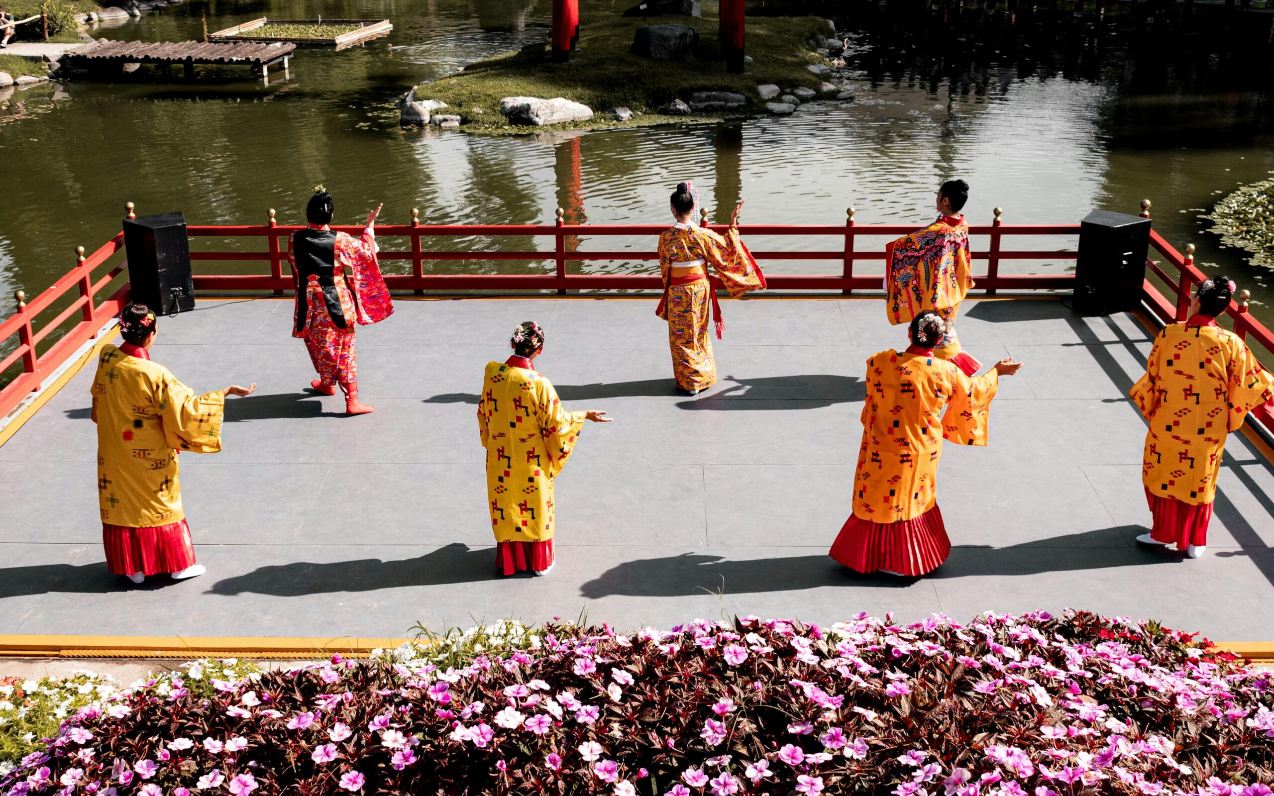 Traditional Japanese dance performance in Buenos Aires' Japanese Garden with colorful kimonos.