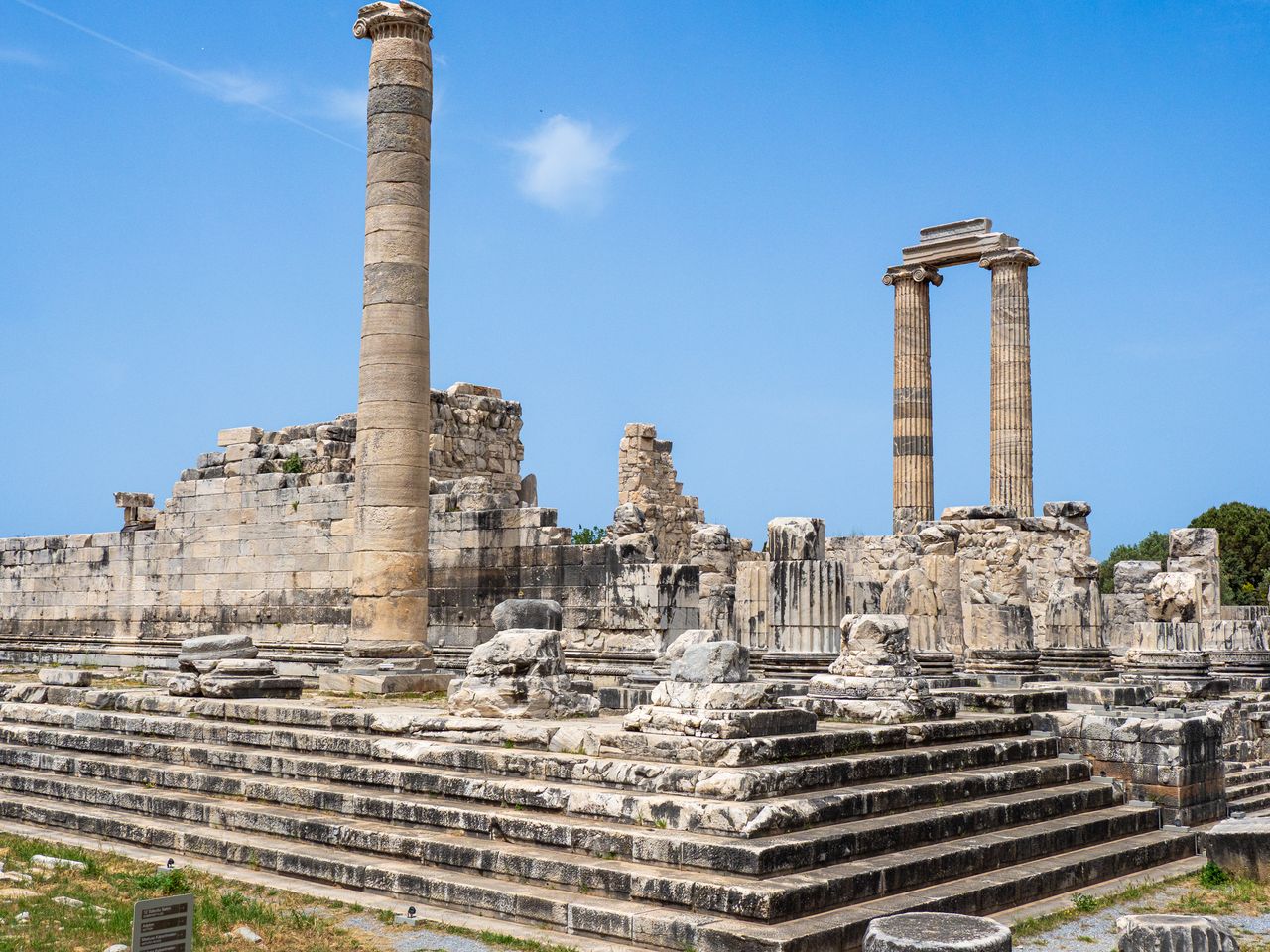 Explore the ancient ruins of the Didyma Temple under a clear blue sky in Aydın, Türkiye.